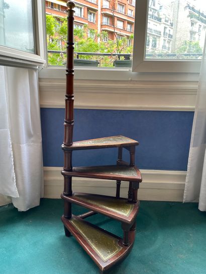 *Escalier de bibliothèque en bois, les marches...