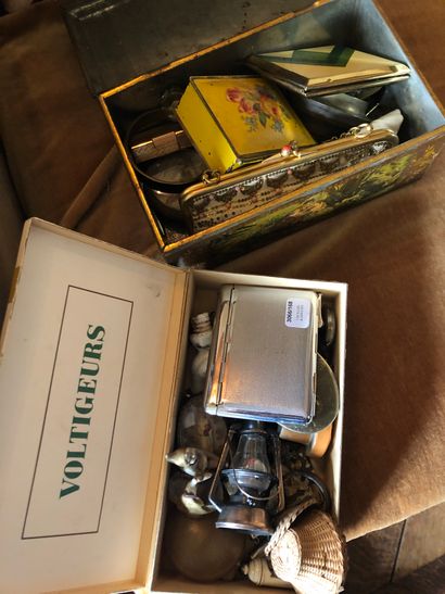 Lot de bibelots divers dont: briquet, poudriers,...