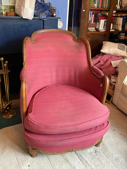 *Bergère en bois, garniture de tissu framboise...