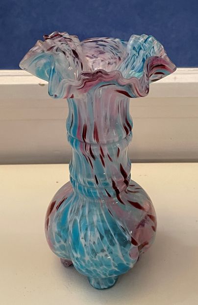*Un vase en Clichy quadripode, col ourlé

Hauteur...