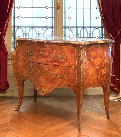 Commode de forme mouvementée en bois de placage...