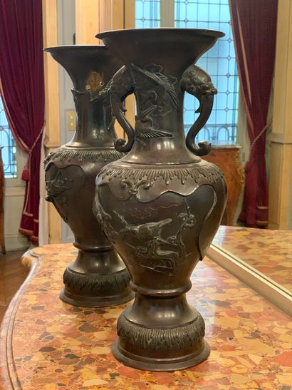 Paire de vases en bronze à décor patiné stylisé...