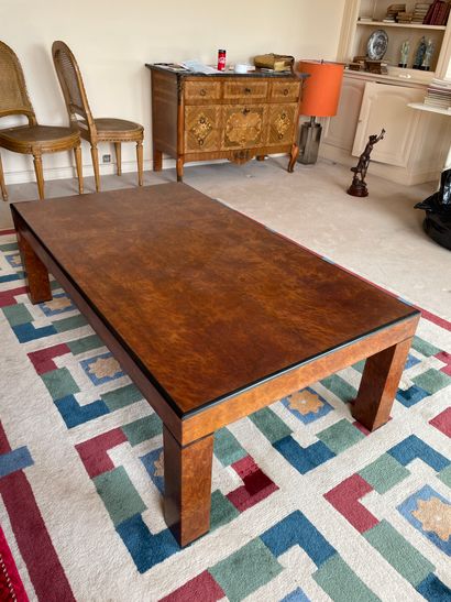 Table basse à l'imitation de bois exotique...