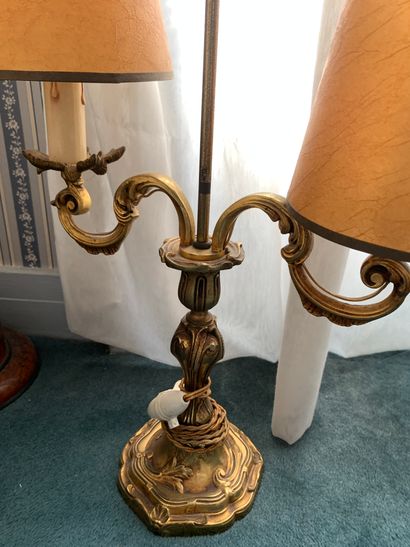 Lot de deux vases, une lampe en céramique...