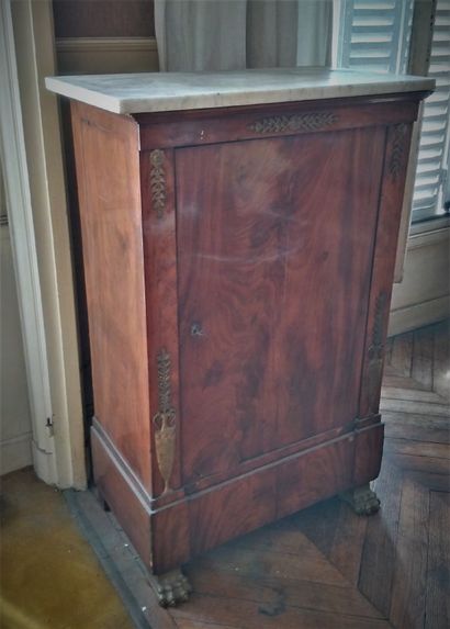 Meuble d'appui en acajou et placage d'acajou...