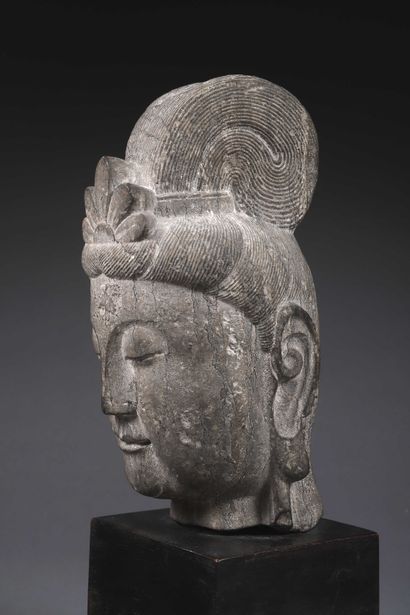 Tête en pierre sculptée.

Travail asiatique...