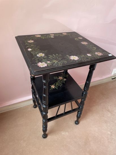 Table de nuit en bois noir à décor de fleurs...