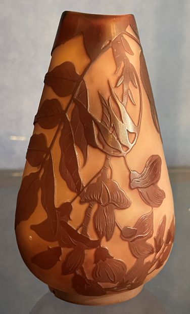 *Vase en verre multicouche rose à décor dégagé...