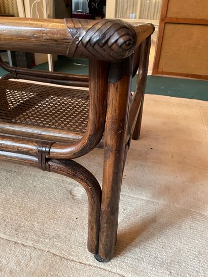 *Une table basse à l'imitation bambou à deux...