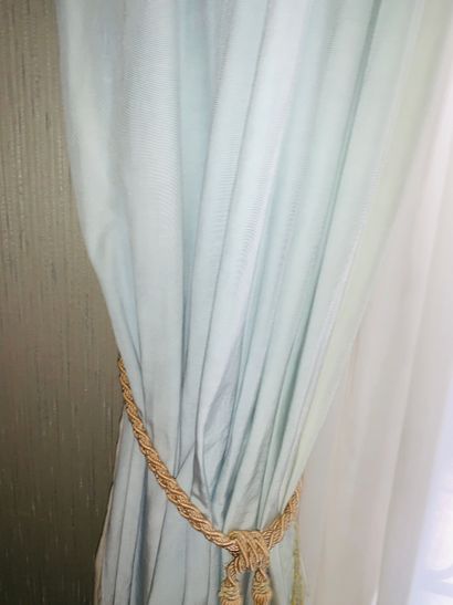 Paire de rideaux en tissu bleu clair

Hauteur...