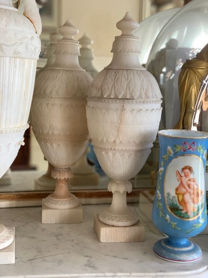 Paire de vases en albâtre en forme d'urne...