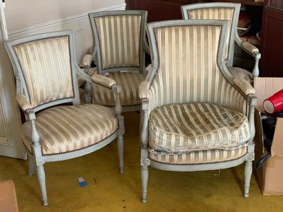 Quatre fauteuils et une bergère en bois laqué...