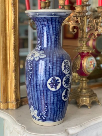 Vase en porcelaine de Chine blanc bleu à...