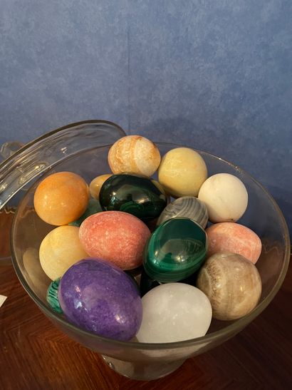 *Collection d'oeufs en pierre dure

On y...