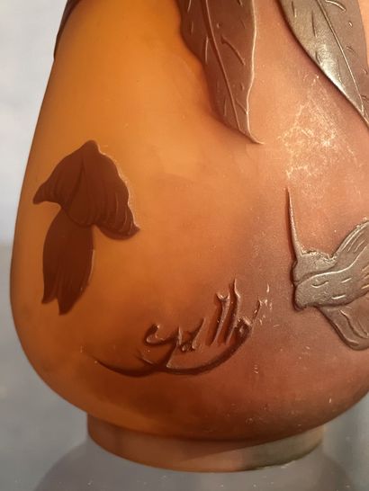 *Vase en verre multicouche rose à décor dégagé...