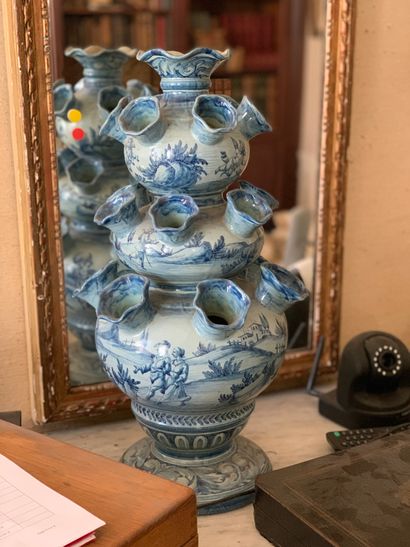 Vase tulipier en céramique bleue à décor...