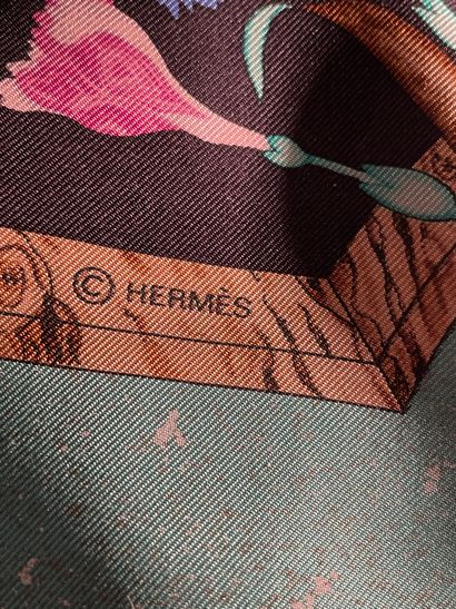 *HERMES Paris

Carré à décor de fleurs et...