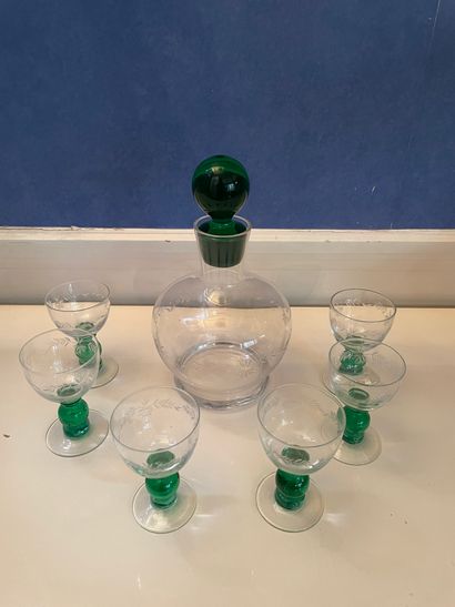 *Service de verres en cristal gravé, le pied...