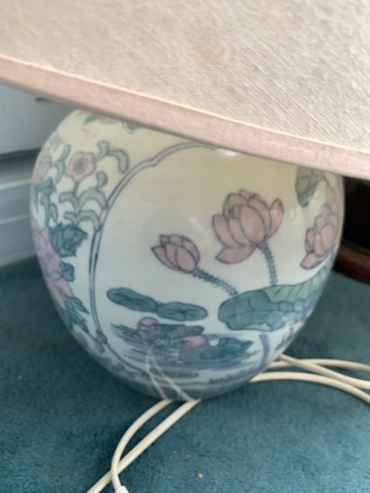Lot de deux vases, une lampe en céramique...