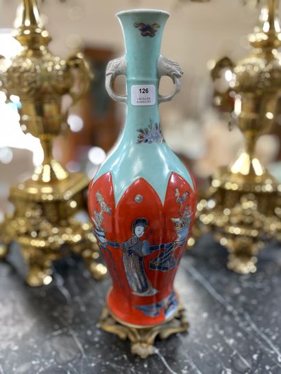 Vase balustre en porcelaine émaillée à décor...