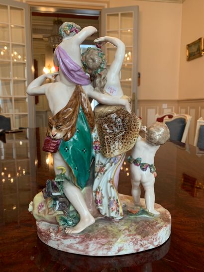 Groupe en porcelaine polychrome représentant...