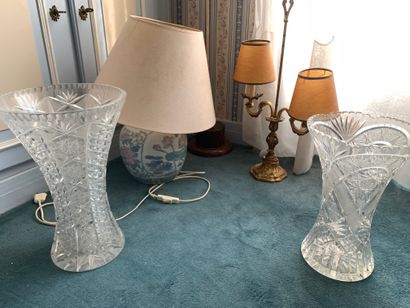 Lot de deux vases, une lampe en céramique...