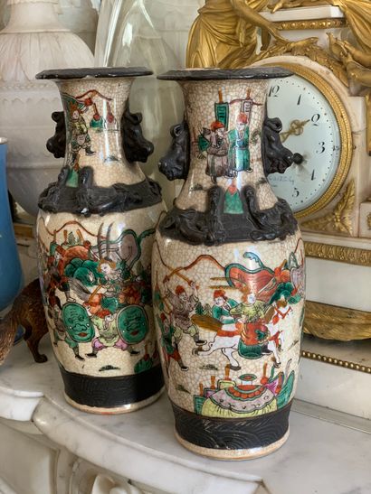 Deux vases chinois en porcelaine de Nankin...