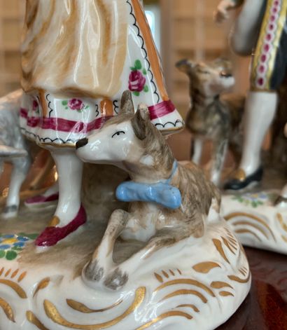 Deux statuettes en porcelaine polychrome...