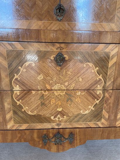 Commode en bois de placage à décor d'une...