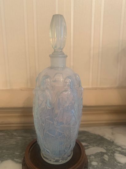 Flacon en verre opalescent à décor en relief...