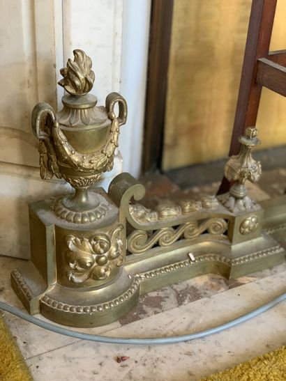 Paire de chenets en bronze à décor de pots...