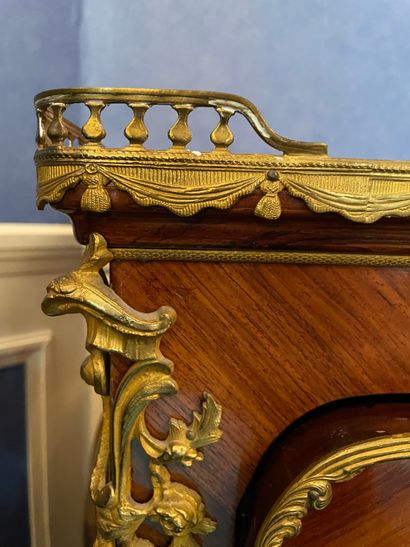 *Commode en bois de placage ouvrant à un...
