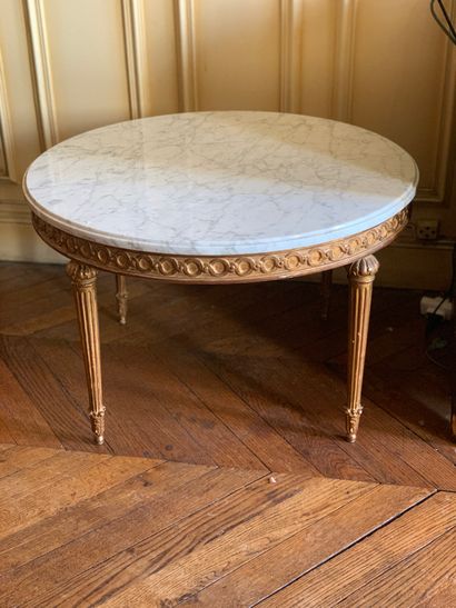 Table basse ronde de style Louis XVI en bois...