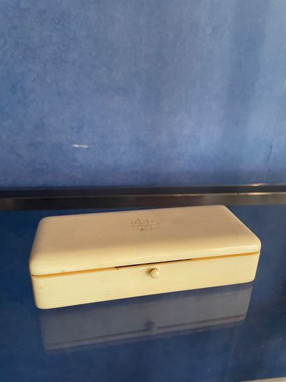 *Boîte rectangulaire en ivoire monogrammée...