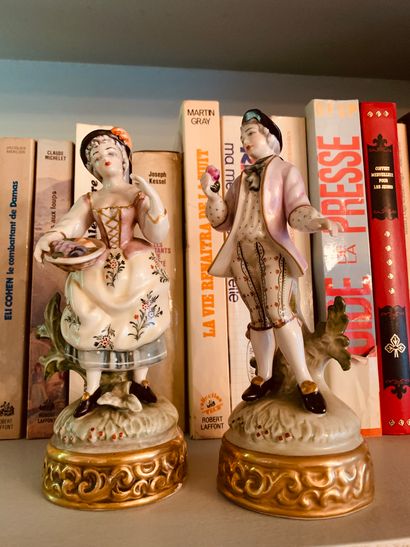 Couple de personnages en porcelaine polychrome

Hauteur...