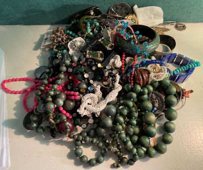 *Lot de faux bijoux divers

(* Vendu sur...