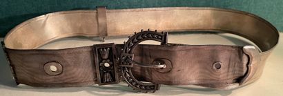 *Une ceinture en argent

XIXe siècle

Poids...