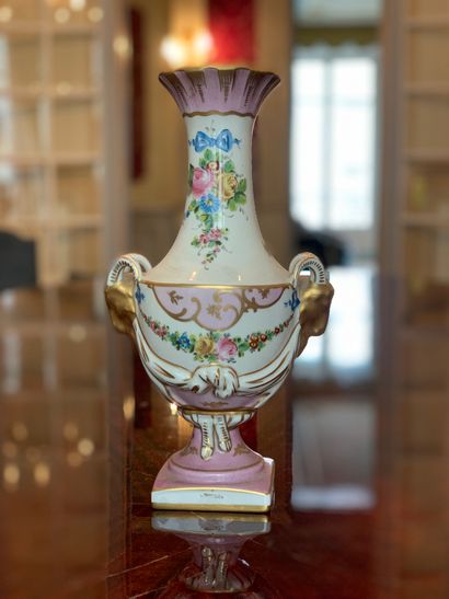 Vase en porcelaine à décor polychrome et...