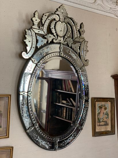 Grand miroir ovale à fronton en fonds de...