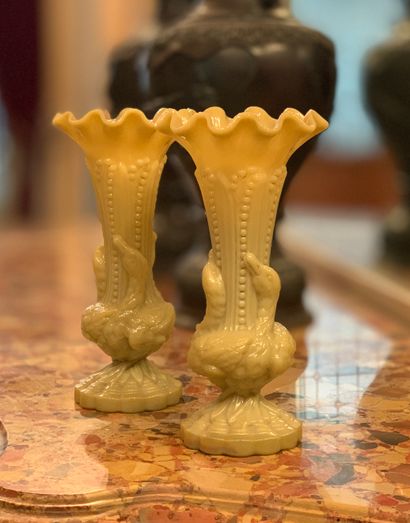 Paire de vases en verre moulé opaque caramel...
