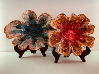 Deux coupes en émaux de Limoges imitant des...