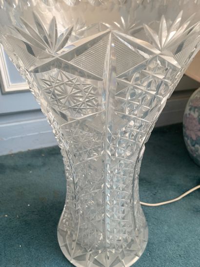 Lot de deux vases, une lampe en céramique...