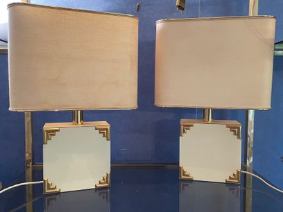 *Paire de lampes blanches et dorées, le pied...