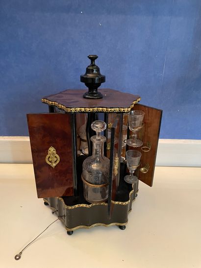 *Cave à liqueurs en acajou et bois noirci...
