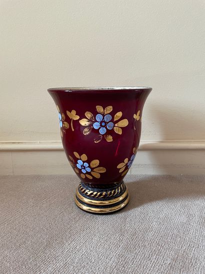 Vase en verre teinté rouge à décor de fleurs...