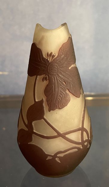 *Petit vase en verre multicouche prune sur...