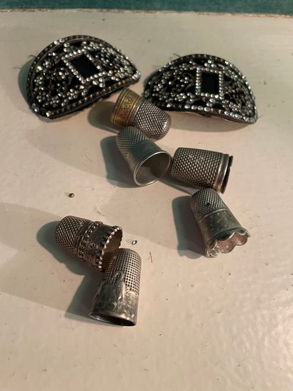 *Lot comprenant des boucles de ceintures...