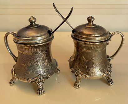 *Paire de moutardiers tripodes en argent...