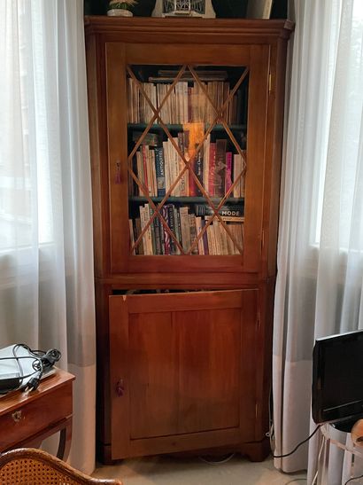 *Vitrine d'angle en acajou ouvrant à deux...