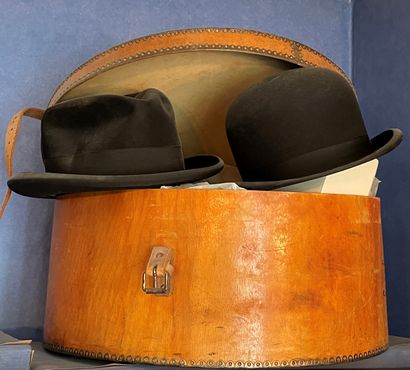 *Boîte à chapeau en cuir camel et deux chapeaux...